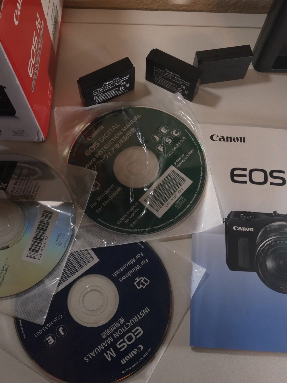 Canon EOS M White 18MP Mirrorless Camera w/ EF-M 18-55mm & charger/batteries